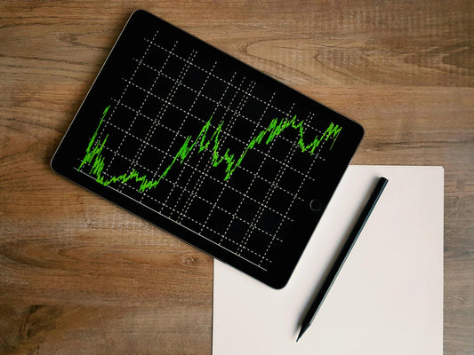 Les-Plantes-Rares-Sont-elles-un-Bon-Investissement-en-2025-Tendances-et-Conseils-d-Achat Green and White Plants